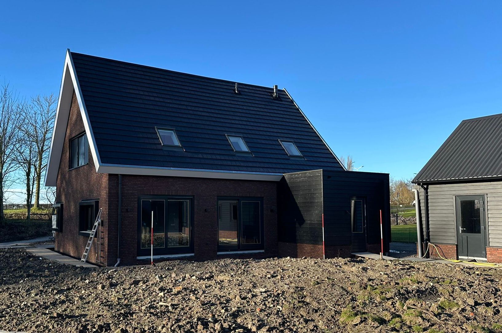 Moderne woning met een accent bij de entree door middel van risaliet, wat zorgt voor extra lichtinval in de hal.