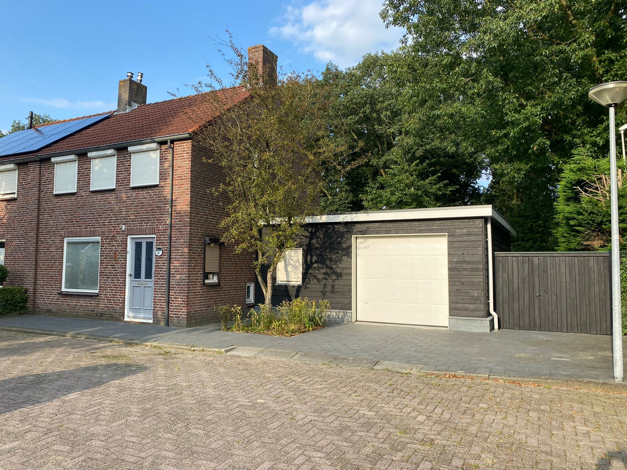 Landelijke garage met bijkeuken