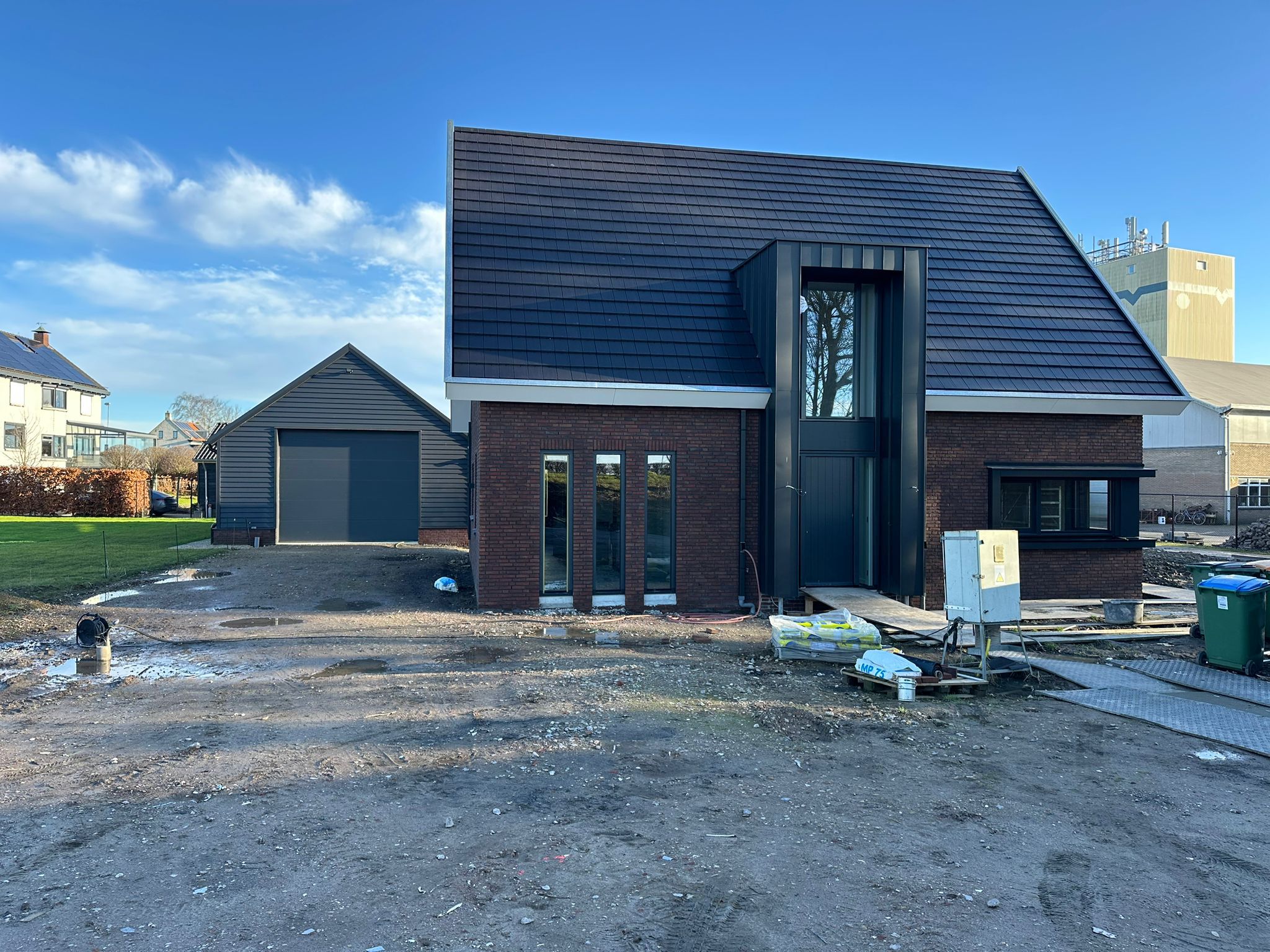 Moderne woning met een accent bij de entree door middel van risaliet, wat zorgt voor extra lichtinval in de hal.