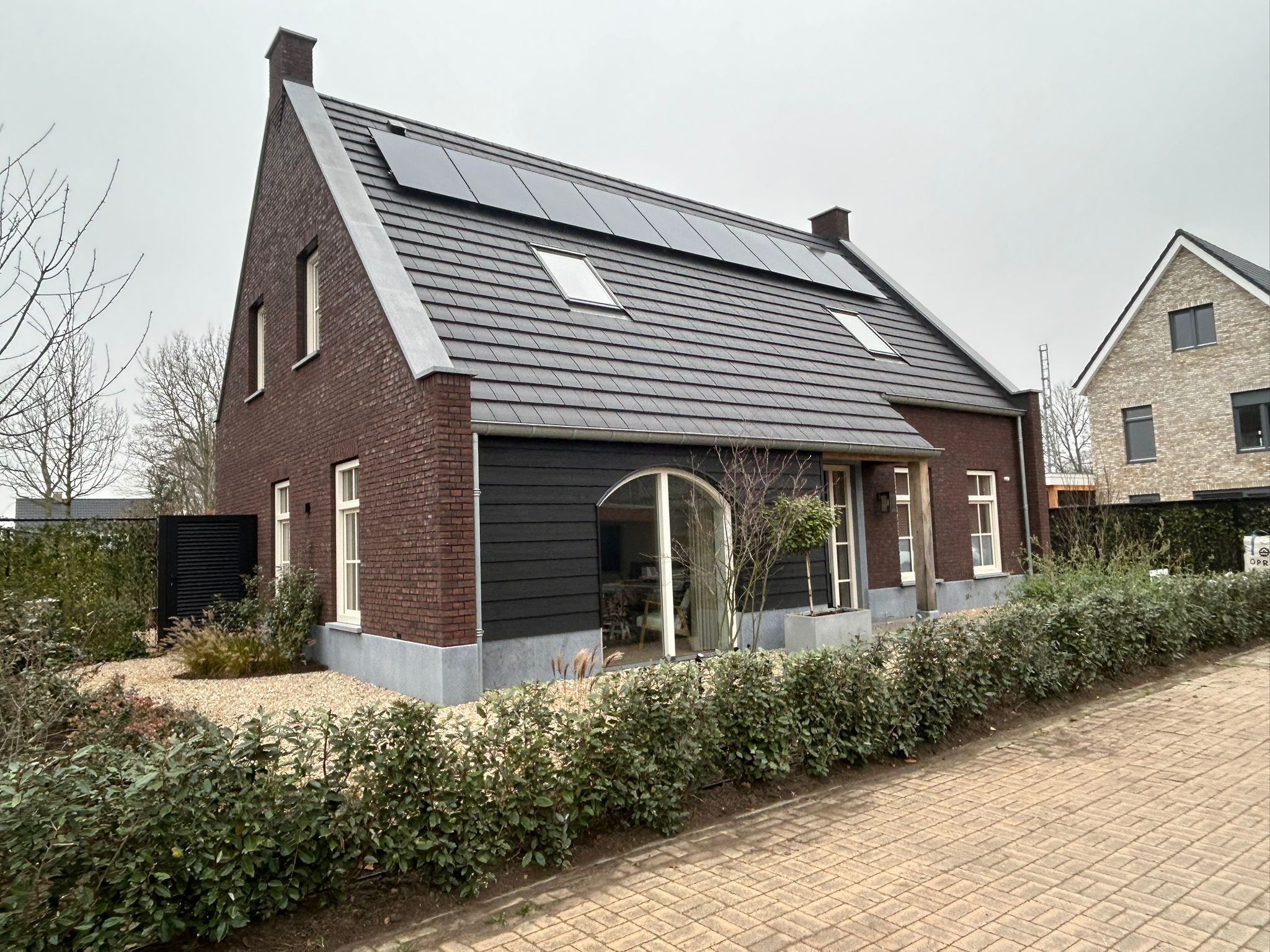 Landelijke woning met grote raampartij vormen een transparant gevel accent en versterken het landelijk karakter