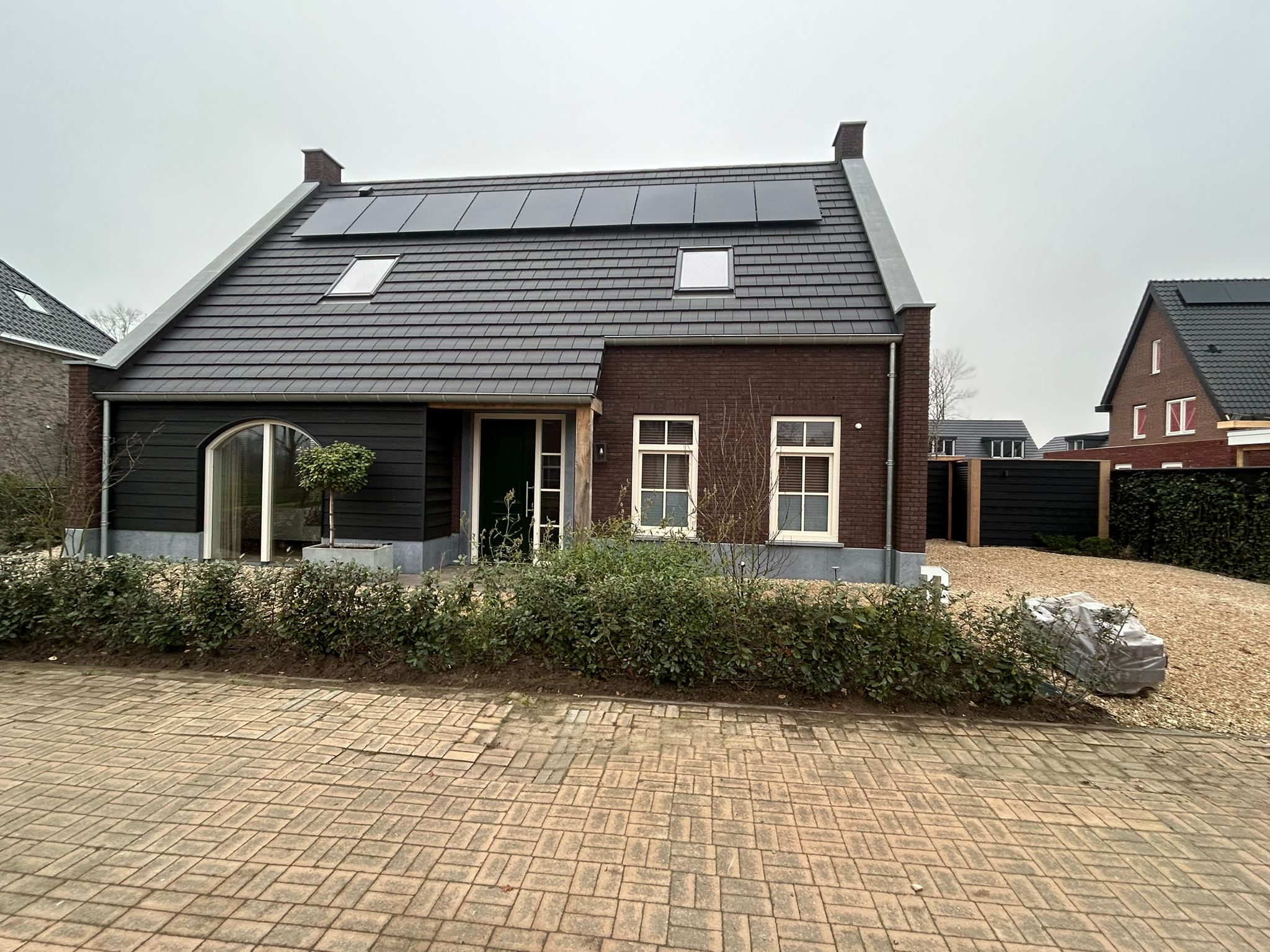 Landelijke woning met grote raampartij vormen een transparant gevel accent en versterken het landelijk karakter